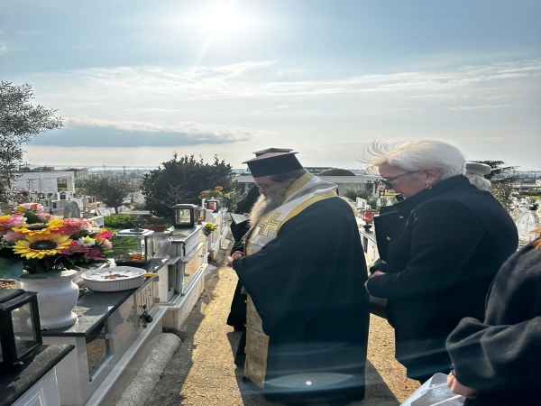 Τρισάγιον στο τάφο του Στρατηγού Κωσταράκου